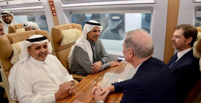 El ministro de Transporte de Arabia Saudí, Nabeel Al-Amudi, y Alvaro Iranzo, embajador de España en Riad, durante el primer trayecto de prueba del AVE entre Medina y La Meca. REUTERS