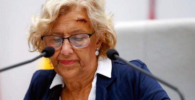 Manuela Carmena reaparece con una brecha en la frente. (EMILIO NARANJO | EFE)