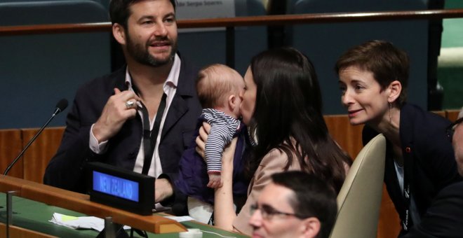 La primera ministra de Nueva Zelanda junto a su hija en la sede de la ONU (Reuters)