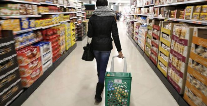 Una mujer hace la compra en un supermercado (EFE)