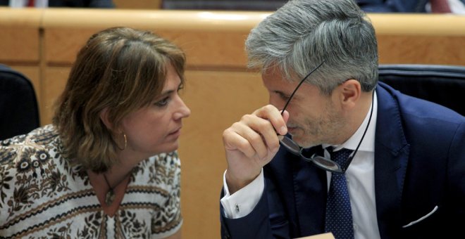 La ministra de Justicia, Dolores Delgado, conversa con el ministro del Interior, Fernando Grande-Marlaska, durante el pleno del Senado. EFE/Zipi