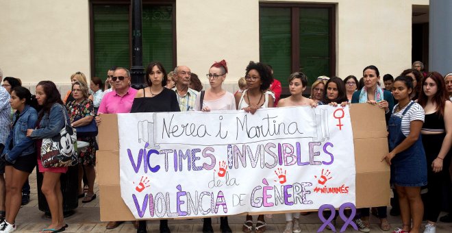 Concentración convocada esta tarde en la Plaza Mayor de Castellón en repulsa por el presunto asesinato de Nerea y Martina a manos de su padre que posteriormente se ha arrojado al vacío en el domicilio familiar - EFE / Domenech Castelló