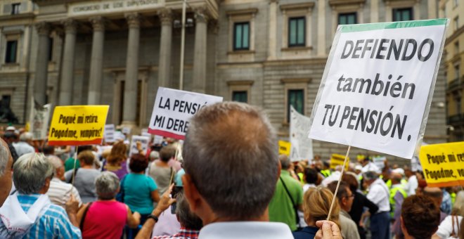 Un grupo de pensionistas ha vuelto a cortar el tráfico en las puertas del Congreso pese a que el pleno de la Cámara se encuentra reunido, acción que ha provocado el malestar de algunos de los organizadores de la protesta, que alertan de posibles sanciones