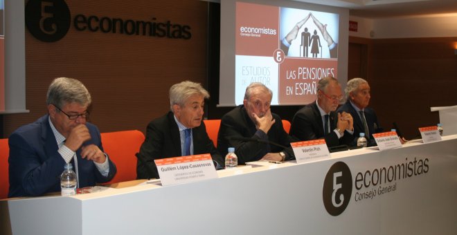 De izq. a der.: Guillem López-Casasnovas, catedrático de Economía y director del Estudio; Valentín Pich, presidente del Consejo General de Economistas de España (CGE); Octavio José Granado, secretario de Estado de la Seguridad Social; Roberto Pereira, pre