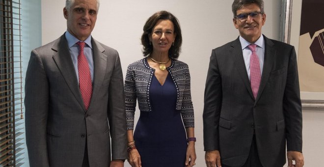 El próximo consejero delegado del Banco Santander, el italiano Andrea Orcel (izq.), con la presidenta de la entidad, Ana Botín (c.), y su predecesor José Antonio Álvarez. E.P.