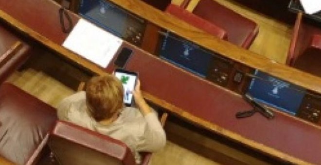 Celia Villalobos, pillada otra vez 'in fraganti' en el Congreso... esta vez comprando ropa 'online'. Imagen captada por las cámaras de laSexta.