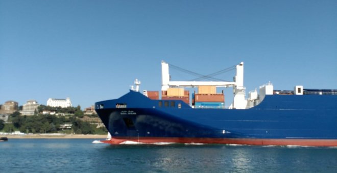 El buque de la naviera pública saudí llega al puerto de santader para recoger una nuea carga de armas. Foto: LA GUERRA EMPIEZA AQUÍ