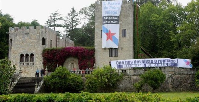 Pancartas en el Pazo de Meirás durante la acción de protesta, el 30 de agosto de 2017. EFE