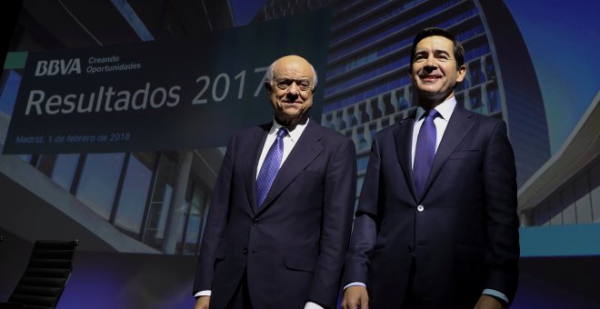 El presidente de BBVA, Francisco Gonzalez, con el consejero delegado y su sucesor desde el 1 de enero de 2019, Carlos Torres, en la presentación de resultados del banco de 2017. REUTERS/Sergio Perez