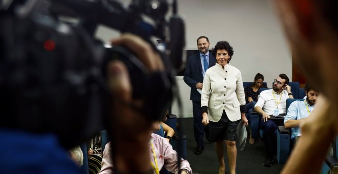 El ministro de Fomento José Luis Ábalos, y la ministra portavoz Isabel Celaá, a su llegada a  la rueda de prensa posterior al Consejo de Ministros en el Palacio de La Moncloa.- EFE/Emilio Naranjo