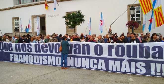 28/09/2018.- Concentración frente a los juzgados de Betanzos, donde este viernes ha comenzado a declarar los 19 activistas acusados de asaltar el Pazo de Meirás. JUAN OLIVER