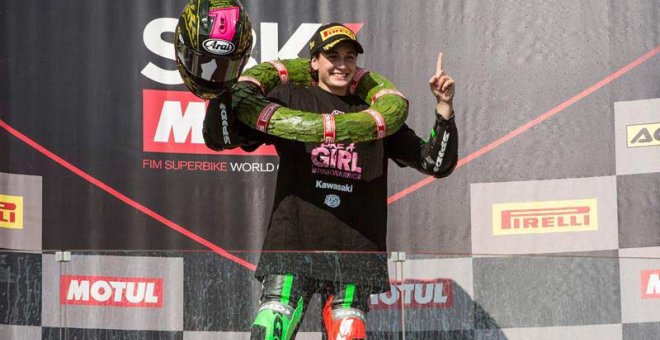 Fotografía facilitada por Kawasaki Europa de Ana Carrasco tras proclamarse campeona del mundo en la categoría de Supersport 300.(EFE)