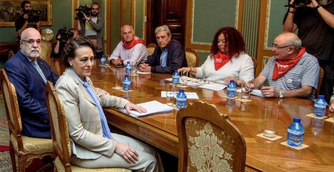 La ministra de Trabajo, Magdalena Valerio, se reúne con representantes de los pensionistas, en una jornada de movilizaciones de este colectivo en toda España. EFE/JAVIER ZORRILLA