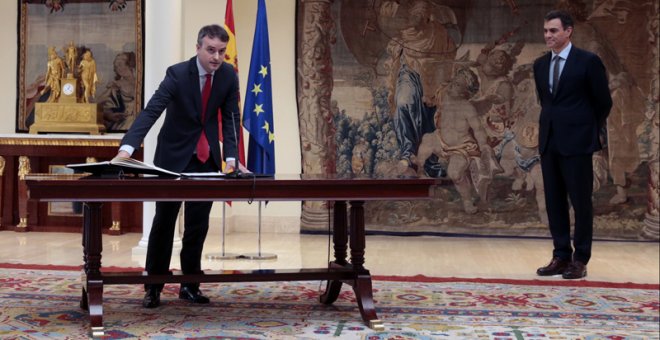 Iván Redondo promete su cargo como director del Gabinete de la Presidencia del Gobierno, en presencia de de Pedro Sánchez, en el Palacio de la Moncloa. POOL MONCLOA/ JM. Cuadrado