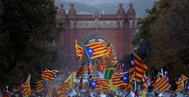 01/10/2018.- Vista de la manifestación soberanista, a su paso por el Arco de Triunfo de Barcelona, que tiene lugar esta tarde con motivo del primer aniversario del 1-O, bajo el lema "Recuperemos el 1 de Octubre". EFE/ Alberto Estévez