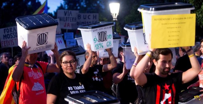 Las urnas que los organizadores de la marcha soberanista "Recuperemos el 1-O" han trasladado desde la Plaza Catalunya de Barcelona, llegan al Parlament, donde los manifestantes han sido recibidos por el presidente catalán, Quim Torra, y el presidente de l