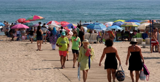 Bañistas en la playa de Gandía (Valencia). REUTERS/Heino Kalis