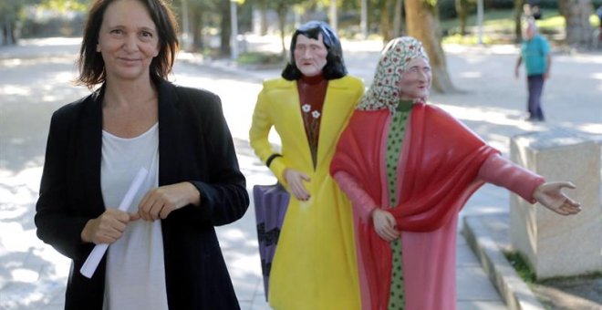 La diputada de Unidos Podems, Carolina Bescansa, antes de valorar ante los medios la propuesta de la ejecutiva de Podemos Galicia, esta tarde en el parque de la Alameda, en Santiago de Compostela. EFE/Lavandeira jr