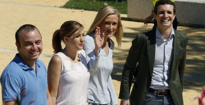 El dirigente Ángel Carromero, la presidenta de las NNGG Madrid, Ana Isabel Pérez; la expresidenta de la Comunidad de Madrid Cristina Cifuentes; y el presidente de la formación conservadora, Pablo Casado. EFE/Archivo