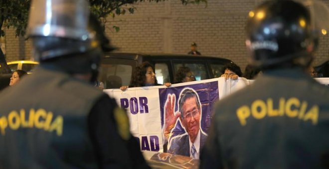 La Policía peruana vigila en las inmediaciones de la clínica donde fue internado el expresidente peruano Alberto Fujimori. - EFE