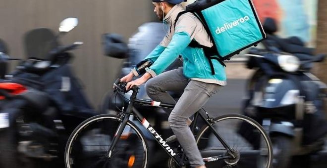 Imagen de archivo de un repartidor de Deliveroo. EFE