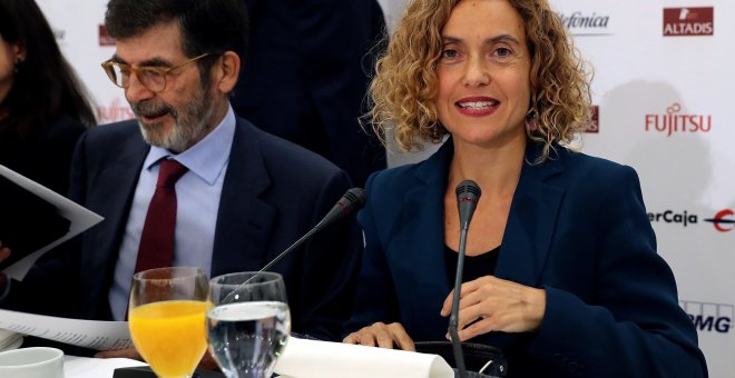 La ministra de Política Territorial, Meritxell Batet, junto al diputado socialista José Enrique Serrano durante un desayuno informativo. EFE/Ballesteros