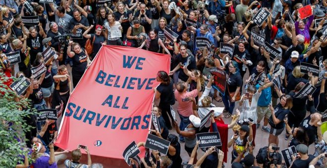 Manifestantes contra la confirmación del nominado a la Corte Suprema, el juez Brett Kavanaugh se manifiestan en el atrio de la oficina del Senado de Hart en Washington. - EFE