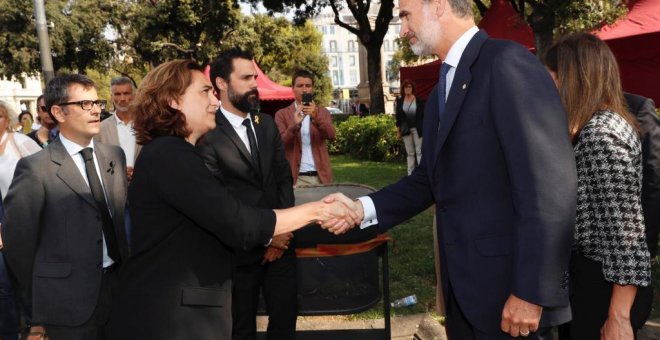 La alcaldesa de Barcelona, Ada Colau, y Felipe VI se saludan antes de los actos de homenaje a las víctimas de los atentados de Catalunya. - EFE