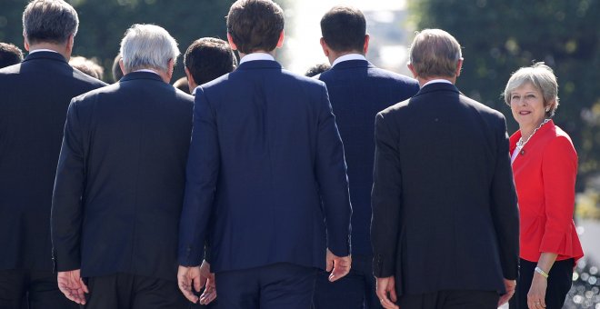 La primera ministra británica, Theresa May, junto a los líderes de la UE en la cumbre de Salzburgo (Austria). / REUTERS LISI NIESNER