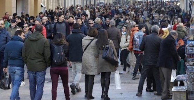 Miles de personas pasean y hacen sus compras navideñas .- EFE