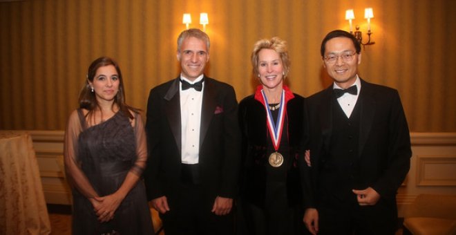 La nobel de Química 2018, Frances Arnold, y su pupilo Miguel Alcalde (en el centro) en una ceremonia celebrada en Washington (EEUU) en 2013. MIGUEL ALCALDE