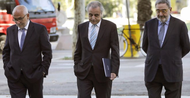 El ex presidente de CatalunyaCaixa, Narcís Serra (d), acompañado por su abogado Pau Molins (c) y por el exdirector general, Adolf Todó (i), a su llegada a la Audiencia de Barcelona donde se le juzga por los sobresueledos aprobados para la antigua cúpula d