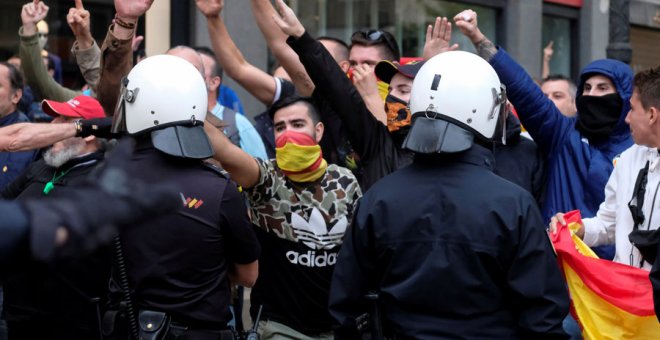 Nazis hacen el saludo fascista en Valencia este martes. REUTERS/Heino Kalis