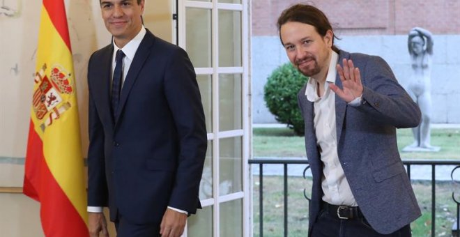 11/10/2018.- El presidente del Gobierno, Pedro Sánchez (izda), y el secretario general de Podemos, Pablo Iglesias, han firmado hoy en el Palacio de la Moncloa el acuerdo sobre el proyecto de ley de presupuestos para 2019. EFE/ Zipi