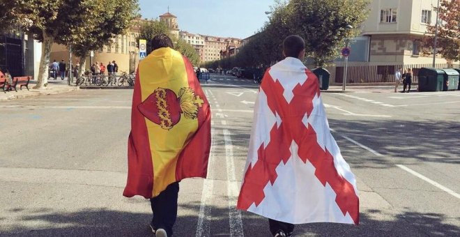 Dos chicos en un acto de la asociación juvenil Cruz de Borbogna, ligada al partido Carlista.