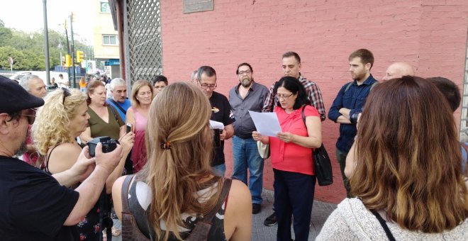 Lectura del manifiesto en el lugar de la memoria dedicado a Manuel José García Caparrós. / MARÍA SERRANO