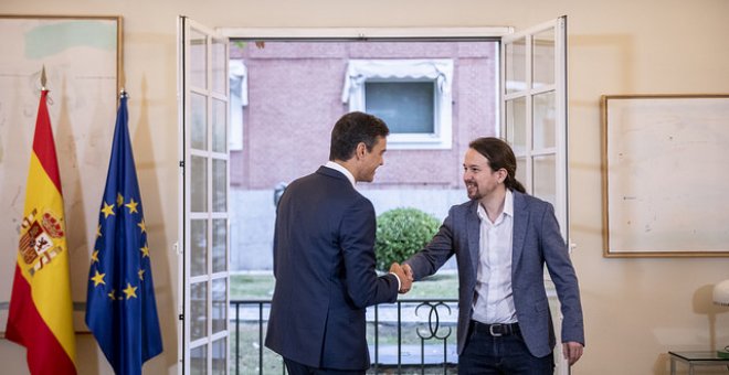 Pablo Iglesias y Pedro Sánchez en la firma del acuerdo presupuestario / PODEMOS