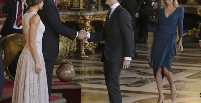 Los reyes Felipe VI y Letizia, saludan al presidente del PP Pablo Casado y su mujer Isabel Torres, EFE/Ballesteros