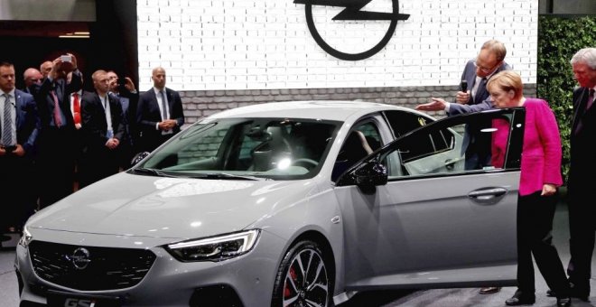 Angela Merkel, ante el Opel Insignia GSI, en una foto de archivo. / EFE