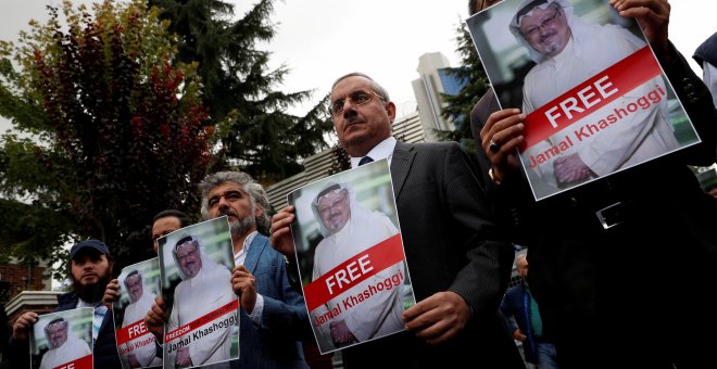 Activistas pro derechos humanos protestan por la desaparición del periodista Jamal Khashoggi ante la embajada de Arabia Saudí en Estambul, Turquía. / REUTERS - MURAD SEZER