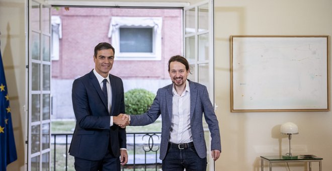 El presidente del Gobierno, Pedro Sánchez, y el líder de Podemos, Pablo Iglesias, en la firma del acuerdo presupuestario para 2019 / PODEMOS