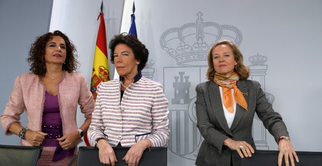 La portavoz Isabel Celaá, junto a la titular de Hacienda, Maria Jesus Montero, y la de Economía, Nadia Calviño, antes de comenzar la rueda de prensa en la que han explicado el plan presupuestario para 2019 que el Gobierno enviará a Bruselas. REUTERS/Susan