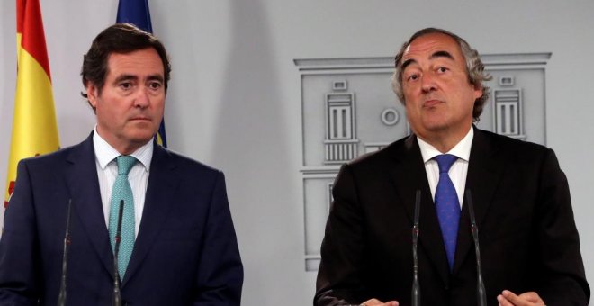 Los presidentes de CEOE, Juan Rosell (der.) y de Cepyme Antonio Garamendi, (izq.), en una comparecencia ante la prensa después de una reunión de los agentes sociales con el presidente del Gobierno, Pedro Sánchez, en el Palacio de La Moncloa. EFE