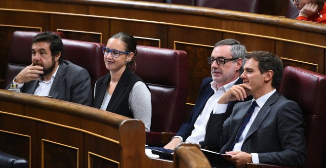 El presidente de Ciudadanos, Albert Rivera, y el secretario general de la formación naranja, José Manuel Villegas, junto a otros diputados de partido durante el pleno del Congreso. EFE/FERNANDO VILLAR