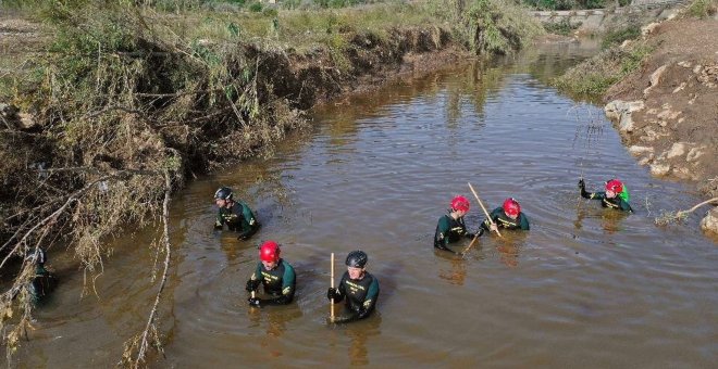 Agentes de la Guardia Civil realizando tareas de búsqueda. / EFE