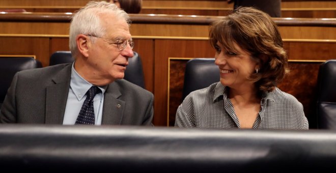 El ministro de Asuntos Exteriores, Josep Borrell, y la de Justicia, Dolores Delgado, conversan en sus escaños poco antes de inicio del pleno de la Cámara donde se celebra la sesión de control al Gobierno. EFE/Ballesteros