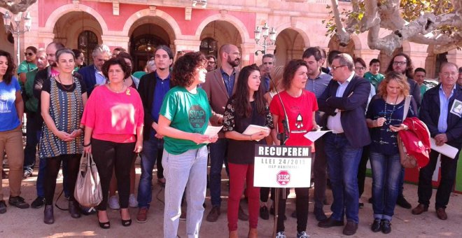 Els impulsors de la ILP per la Llei catalana contra els desnonaments, suspesa pel TC, fan una roda de premsa a les portes del Parlament català per demanar la retirada del recurs per part del govern central i l'aplicació efectiva de la llei. Marc Font