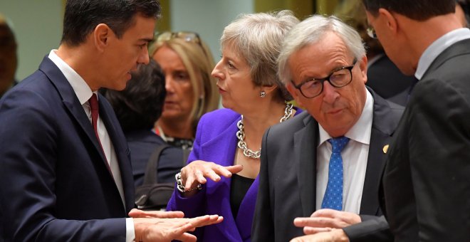 El presidente del Gobierno, Pedro Sánchez, conversa con la primera ninistra británica, Theresa May, antes del comienzo de la cumbre de la UE, junto al presidente de la Comisión Europea Jean-Claude y el primer ministro holandés Mark Rutte. REUTERS/Toby Mel