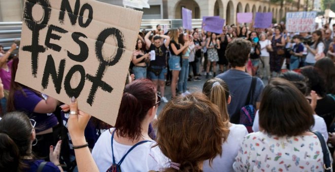 Manifestación en Huelva en protesta por la puesta en libertad bajo fianza de los cinco miembros de La Manada. EFE