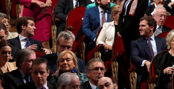 El líder del PP, Pablo Casado, y el de Ciudadanos, Albert Rivera, en la ceremonia de entrega de la 38º edición de los Premios Princesa de Asturias. EFE/J.J. Guillén